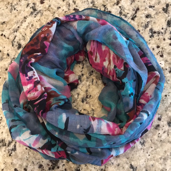 Accessories - Beautiful infinity scarf
